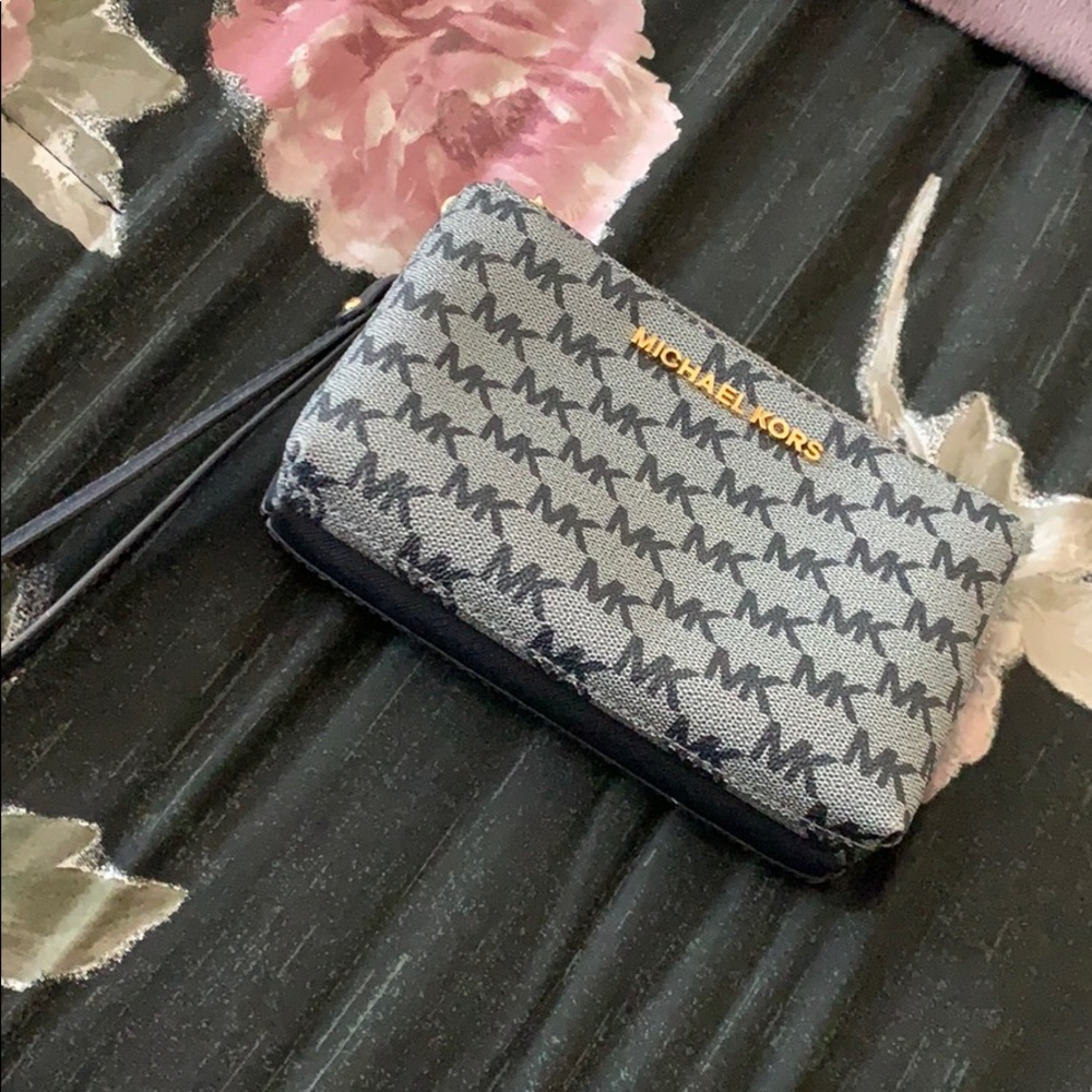 Michael kors wristlet